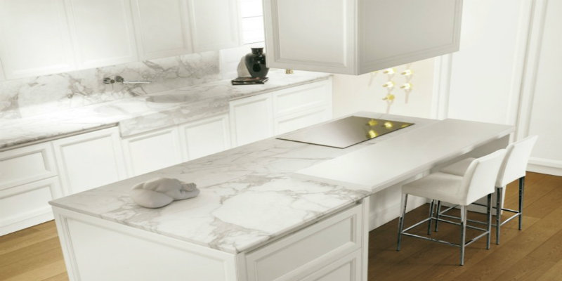 cocina blanca estilo minimalista con encimera lujosa de mármol