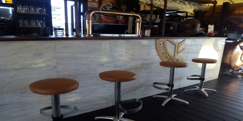 barra de bar realizada en marmol blanco
