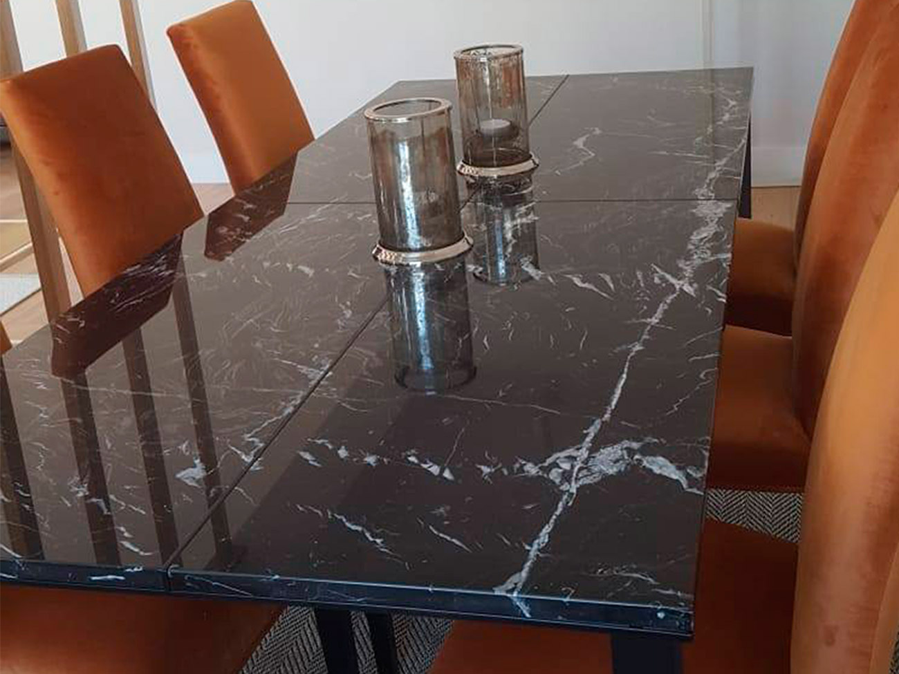 mesa de salón realizada en granito con detalles en blanco